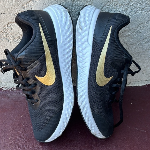 Nike shoes - Picture 5 of 5